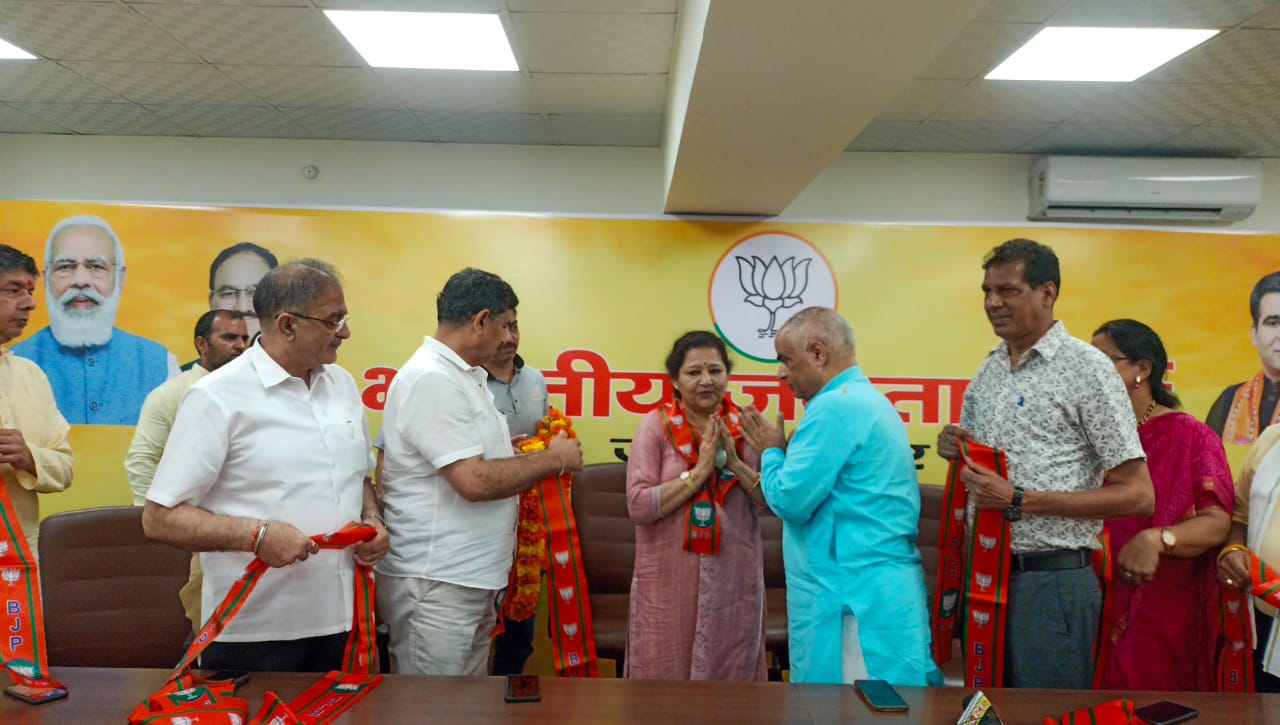 'Senior Congress leader & former MLA Swarn Lata joins BJP'